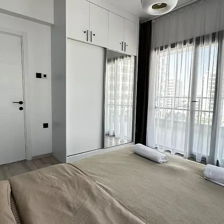 Cecilia One-room Flat, Caesar Blue Apartment *